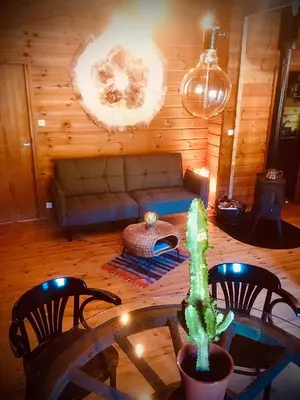 Coin salon dans l'établissement Chalet Le Cactus avec sauna privatif