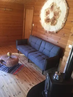 Coin salon dans l'établissement Chalet Le Cactus avec sauna privatif