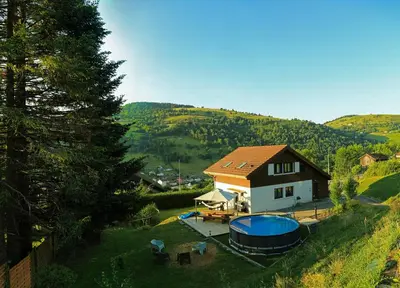 Piscine de l'établissement Le petit coin de Jeanne et Marcel chalet de vacances La Bresse ou située à proximité