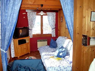Télévision ou salle de divertissement dans l'établissement Chalet Gerbepal by Interhome