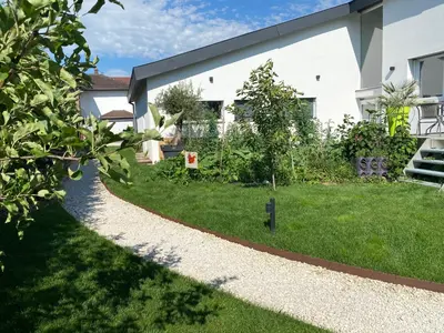 Jardin de l'établissement Le Clos des Pommiers Fuji
