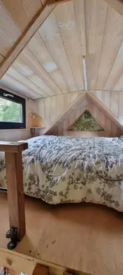 Un ou plusieurs lits dans un hébergement de l'établissement Insolite Tiny House Sérénité Bien Être