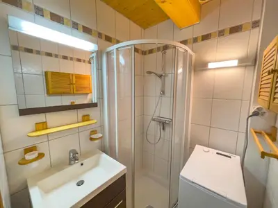 Salle de bains dans l'établissement Joli appartement 'Les Airelles du Lac' T2, rez de jardin, parking