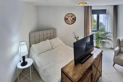 Télévision ou salle de divertissement dans l'établissement KRésidence - Appartements Saint-Louis