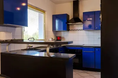 Cuisine ou kitchenette dans l'établissement Les Jardins de Lo're'an