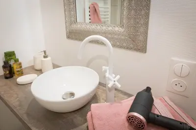 Salle de bains dans l'établissement LE GRIFFON