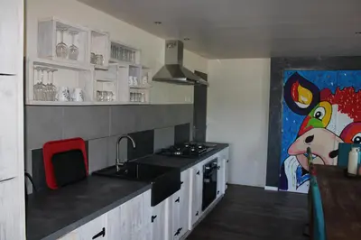 Cuisine ou kitchenette dans l'établissement La Belle Vache