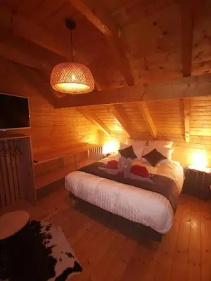 Un ou plusieurs lits dans un hébergement de l'établissement Nouveau Chalet M.META 12 pers sauna,jacuzzi,billard