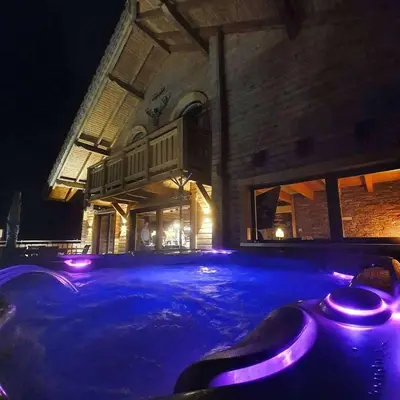 Piscine de l'établissement Nouveau Chalet M.META 12 pers sauna,jacuzzi,billard ou située à proximité