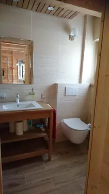 Salle de bains dans l'établissement Appartement Douglasie dans une ferme avec étang privé dans la région des mille étangs, Faucogney-et-La-Mer