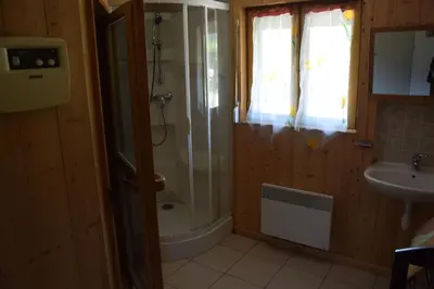 Salle de bains dans l'établissement Chalet le Bruleux