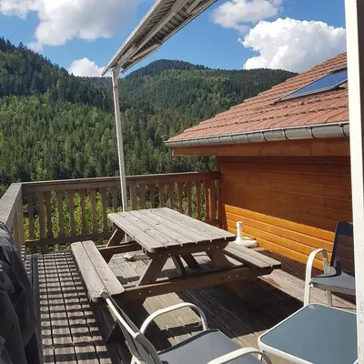 Vue générale sur la montagne ou vue sur la montagne depuis le chalet