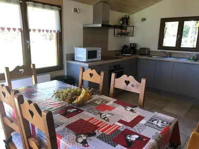 Cuisine ou kitchenette dans l'établissement Chalet CHLOE - wifi, BBQ, parking