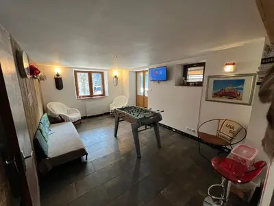 Télévision ou salle de divertissement dans l'établissement Chalet Privé avec Vue Panoramique sur les Montagnes & Proche LAC