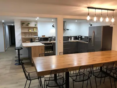 Cuisine ou kitchenette dans l'établissement L'Atelier- Appartement, Sauna, Jardin, Centre Ville, proche commerces et restaurants