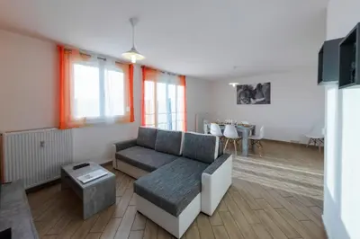 Télévision ou salle de divertissement dans l'établissement Appart'Hôtel - l'île en mouvement