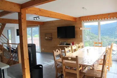 Vue générale sur la montagne ou vue sur la montagne depuis le chalet