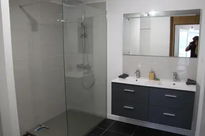 Salle de bains dans l'établissement Chalet de la Rigue