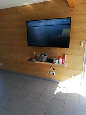 Télévision ou salle de divertissement dans l'établissement Chalet de la Rigue