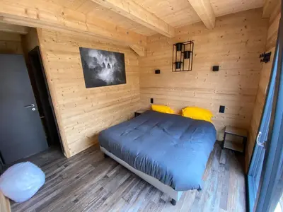Un ou plusieurs lits dans un hébergement de l'établissement L'ADRET DU TEMPS CHALET 10 PERSONNES 170m2