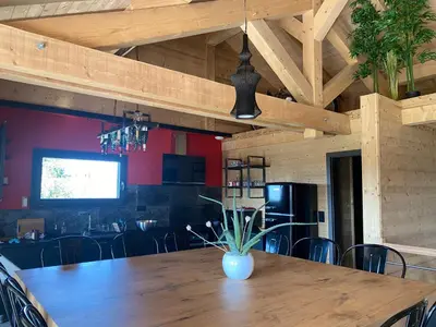 Cuisine ou kitchenette dans l'établissement L'ADRET DU TEMPS CHALET 10 PERSONNES 170m2