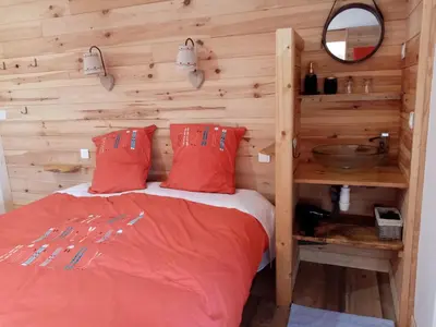 Un ou plusieurs lits dans un hébergement de l'établissement Chalet Le rustique vue sur le lac