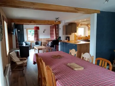 Cuisine ou kitchenette dans l'établissement Chalet Le rustique vue sur le lac
