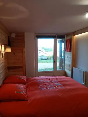 Un ou plusieurs lits dans un hébergement de l'établissement Chalet Le rustique vue sur le lac