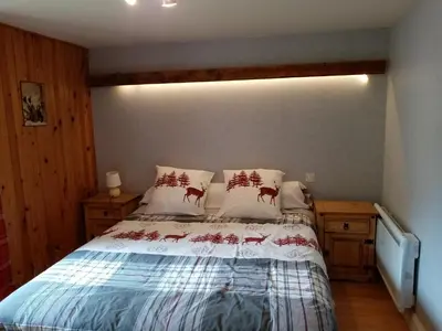 Un ou plusieurs lits dans un hébergement de l'établissement Chalet Le rustique vue sur le lac