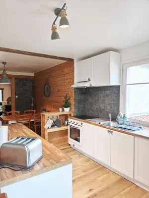 Cuisine ou kitchenette dans l'établissement Gîte nature & calme au pied des sentiers, 10 km Gérardmer - 8 à 11 pers