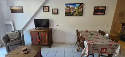Télévision ou salle de divertissement dans l'établissement Le Petit Nid