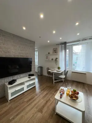 Télévision ou salle de divertissement dans l'établissement Le 2 - Très Beau T3 1er étage tout confort, neuf, Mulhouse centre - stationnement gratuit