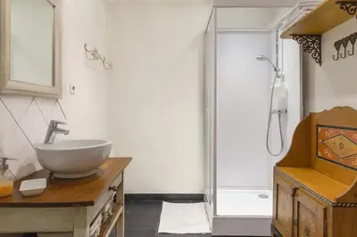 Salle de bains dans l'établissement Maison cosy à Kientzheim + Parking