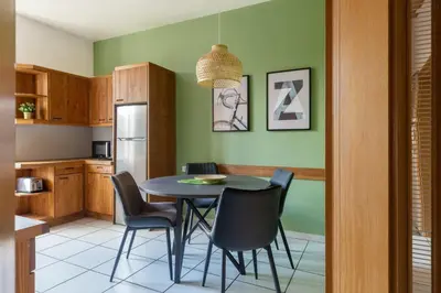 Cuisine ou kitchenette dans l'établissement Travel Homes - The Wooden, Spacieux & bon quartier