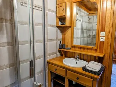 Salle de bains dans l'établissement Chalet de Montagne Chaleureux avec Cheminée, Terrasse et Proche Ski - FR-1-589-2