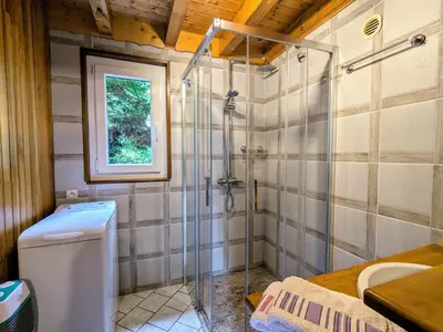 Salle de bains dans l'établissement Chalet de Montagne Chaleureux avec Cheminée, Terrasse et Proche Ski - FR-1-589-2