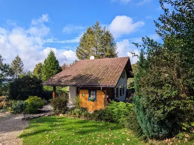 Jardin de l'établissement Chalet de Montagne Chaleureux avec Cheminée, Terrasse et Proche Ski - FR-1-589-2