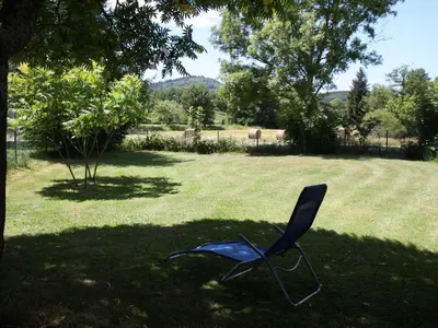 Jardin de l'établissement Gîte spacieux avec terrasse, 3 chambres, équipements bébé, à 16 km de Gérardmer - FR-1-589-23