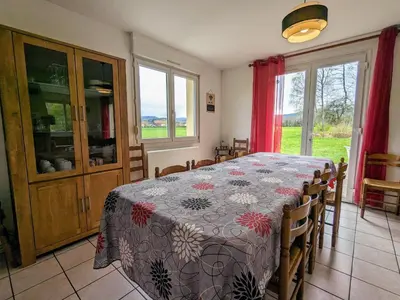Un ou plusieurs lits dans un hébergement de l'établissement Gîte spacieux avec cheminée, proche nature, accessible PMR, idéal famille et motards - FR-1-589-34