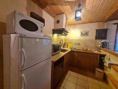 Cuisine ou kitchenette dans l'établissement Maison chaleureuse entre Saint-Dié et Gérardmer - FR-1-589-36