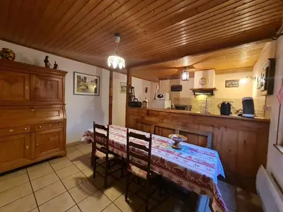 Cuisine ou kitchenette dans l'établissement Maison chaleureuse entre Saint-Dié et Gérardmer - FR-1-589-36