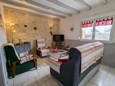 Télévision ou salle de divertissement dans l'établissement Charmant chalet de montagne avec terrasse et vue imprenable - FR-1-589-72