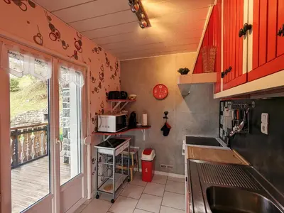 Cuisine ou kitchenette dans l'établissement Charmant chalet de montagne avec terrasse et vue imprenable - FR-1-589-72