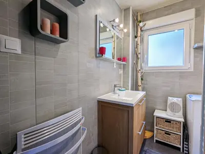 Salle de bains dans l'établissement Charmant chalet de montagne avec terrasse et vue imprenable - FR-1-589-72