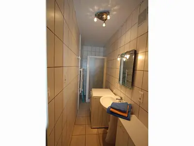 Salle de bains dans l'établissement Gîte en pleine nature, proche de La Bresse avec activités familiales, terrasse et poêle à bois - FR-1-589-70