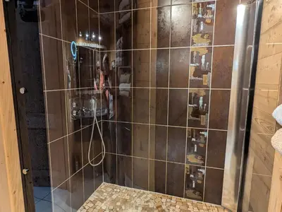 Salle de bains dans l'établissement Chalet Neuf Haut de Gamme avec Spa, Sauna et Décoration Originale – Gérardmer - FR-1-589-80