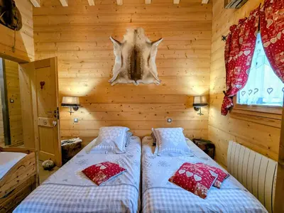 Un ou plusieurs lits dans un hébergement de l'établissement Chalet Neuf Haut de Gamme avec Spa, Sauna et Décoration Originale – Gérardmer - FR-1-589-80