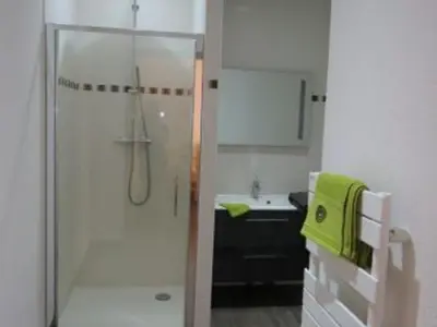 Plan de l'établissement Chalet tout confort avec piscine, terrasse, et sauna privé en montagne - FR-1-589-101