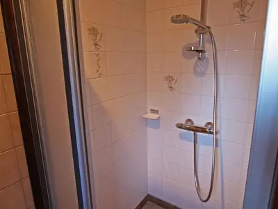 Salle de bains dans l'établissement Gîte confortable à La Bresse, proche centre-ville, nature et activités - FR-1-589-97