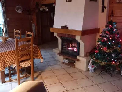 Plan de l'établissement Chalet confortable avec 4 chambres, cheminée, grand terrain, proche pistes et lac - FR-1-589-107